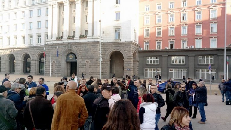 Много журналисти се събраха на протест пред МС