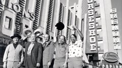 Легендарните тексаски комарджии пред казино "Binion's Horseshoe" в Лас Вегас, където през 1970 г. започват да се провеждат Световните серии по покер WSOP
