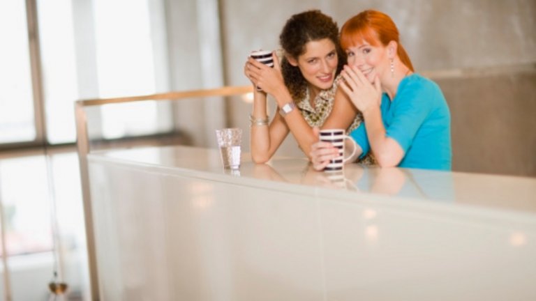 Синдромът „Кой - тоя ли бе?!" е първичният, нерафиниран начин да изразим малката си завист, да се самопоставим над някого или да преглътнем факта, че на него нещо му се е получило