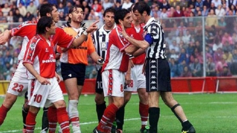 Марко Матераци е един от най-надъханите в състава на домакините. Както и в цялата му кариера.