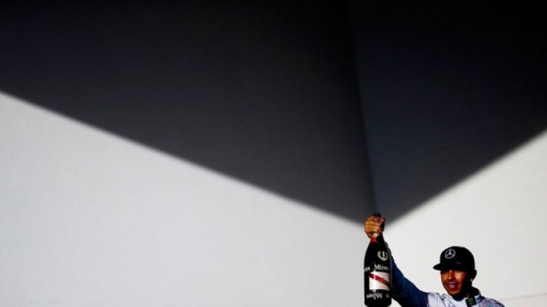 Люис Хамилтън, който стана световен шампион тази година във Формула 1, празнува победата си на Гран При на САЩ на втори ноември 