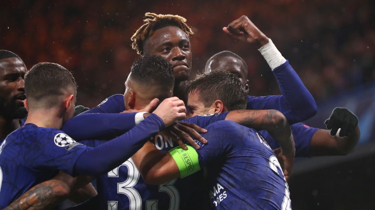 2. Тами Ейбрахам няма добра алтернатива
Самият Лампард призна, че напоследък Челси губи точки, защото не може да реализира положенията си. Основният нападател Ейбрахам е само на 22 и показва много качества, но се нуждае от солиден заместник. Той има 13 гола дотук, а следващите в списъка са Пулишич и Маунт с по 5, като три от тези на американеца дойдоха в един мач. Миши Батшуай не вдъхва големи надежди, докато Лампард не вярва на Жиру, който ще напусне скоро. Така вариантът да се търси нов нападател става все по-логичен, а свързваният с клуба Единсон Кавани от ПСЖ е обещаващо решение.