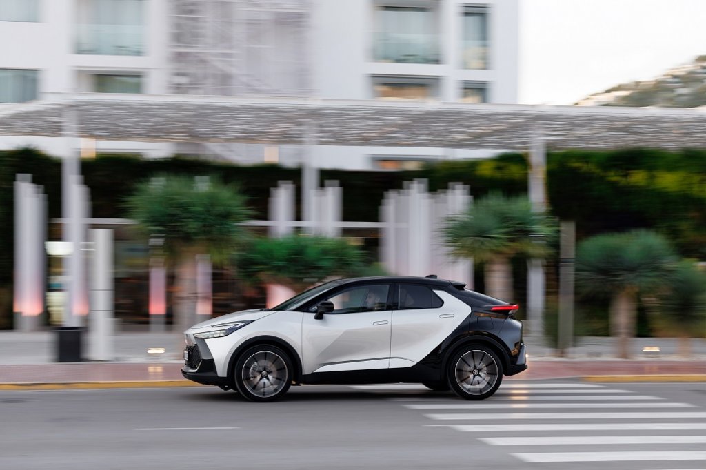 Toyota C-HRОткакто Toyota представят това компактно SUV през 2016 г., то непрестанно е сред фаворитите на потребителите. И сега е време да се сдобие с електрическо сърце, защото през лятото на 2024 г. Toyota C-HR ще се предлага както като електромобил, така и като plug-in хибрид.
Последният ще е със задвижване на предните гуми и около 100 километра пробег само на електричество. Колата получава и сериозен фейслифт и по-футуристичен дизайн, като в същото време запазва достъпната си цена.