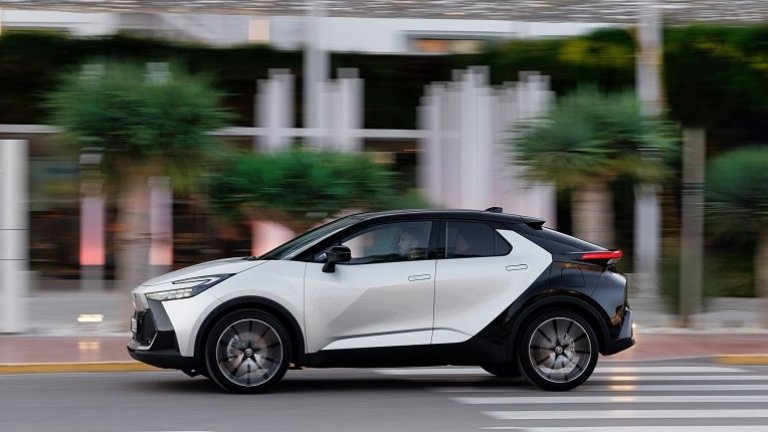 Toyota C-HRОткакто Toyota представят това компактно SUV през 2016 г., то непрестанно е сред фаворитите на потребителите. И сега е време да се сдобие с електрическо сърце, защото през лятото на 2024 г. Toyota C-HR ще се предлага както като електромобил, така и като plug-in хибрид. 
Последният ще е със задвижване на предните гуми и около 100 километра пробег само на електричество. Колата получава и сериозен фейслифт и по-футуристичен дизайн, като в същото време запазва достъпната си цена.