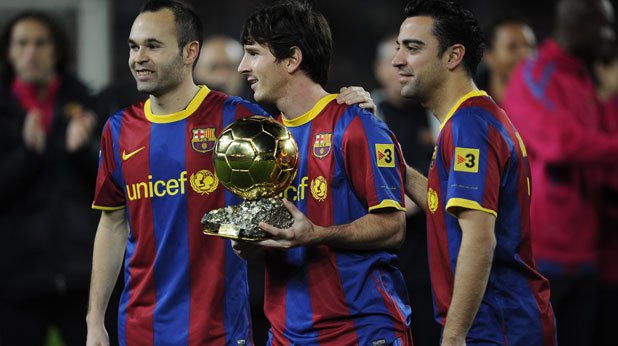 5. В тройката за „Златната топка“ през 2010-а
През 2010 година Барселона имаше трима представители на подиума в анкетата за най-добрия футболист в света. Иниеста бе в присъствието на Шави и победителя Лионел Меси.