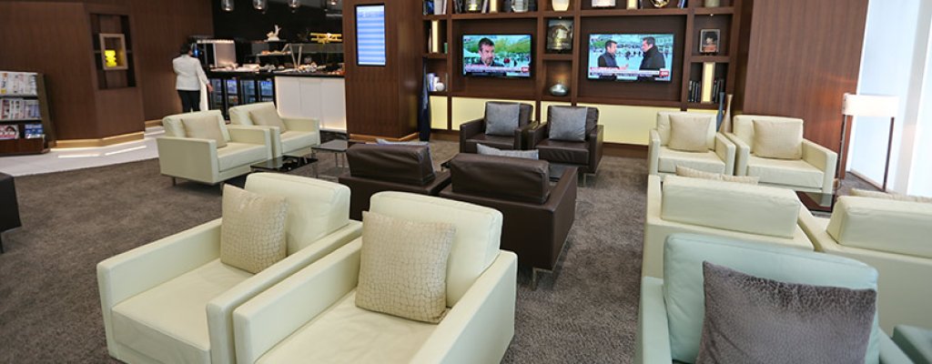 Etihad Premium Lounge в Абу Даби - малко по-традиционен в сравнение с другите летищни салони на авиокомпанията, предлагащ безплатен 15 минутен масаж и голям бар с различни напитки. Мъжете дори могат да посетят бръснарски салон за бърза подстрижка