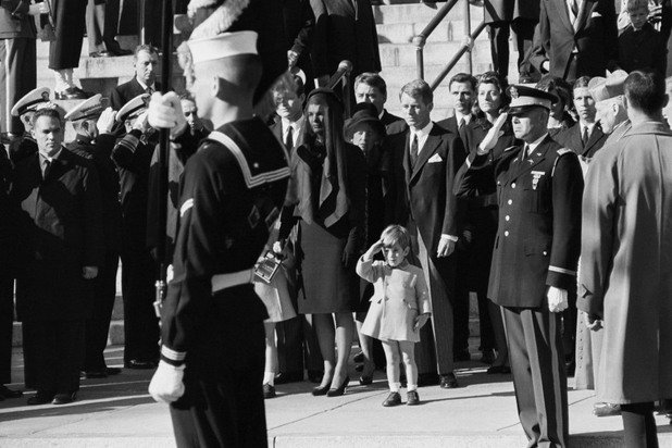 Още една известна снимка, свързана с погребението на Дж. Ф. Кенеди през ноември 1963-та, която развълнува американската нация. Публикувана е от Daily News, а фотографът Дан Фаръл е заснел тригодишния Джон. Ф. Кенеди – младши до ковчега на баща си