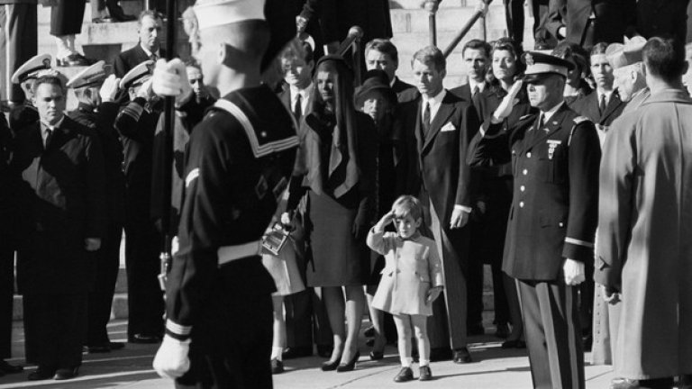 Още една известна снимка, свързана с погребението на Дж. Ф. Кенеди през ноември 1963-та, която развълнува американската нация. Публикувана е от Daily News, а фотографът Дан Фаръл е заснел тригодишния Джон. Ф. Кенеди – младши до ковчега на баща си