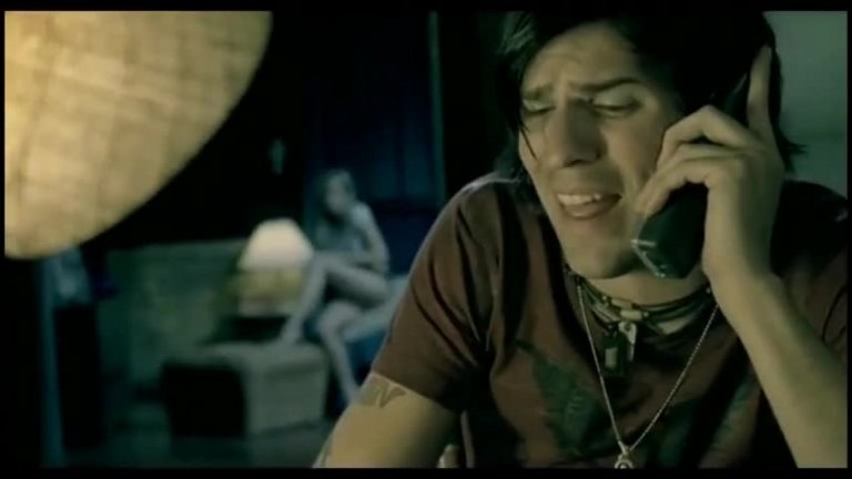 Hinder - Lips Of An Angel
Началото на новото хилядолетие донесе някои наистина добри рок парчета. Сред тях беше и баладата на Hinder - Lips Of An Angel - парче за носталгията по старата любов и как в един момент искаш новата малко да прилича на старата. За съжаление обаче в един по-широк план групата така и не успява да пробие с нещо по-масивно. Но и една песен си е нещо.