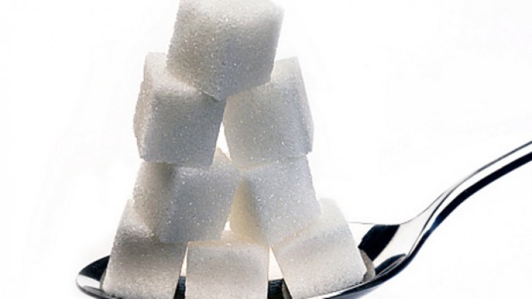 Добавките към храните могат да те направят зависим от храната:
Добавена захар
Проблемът тук е абсолютно същият както при добавките към храните и изкуствените подсладители – колкото повече захар приемаме,  толкова повече имаме нужда от нея. Това е така, защото мозъкът не може да толерира нивото на хиперстимулация, което идва от прекомерната употреба на захар. В резултат на което намалява броя на допаминовите рецептори, за да се избегне прекомерната стимулация. Това са добрите новини. Лошите новини идват от това, че по този начин порцията, която досега е можела да ви задоволи, вече не може да ви накара да почувствате същото удовлетворение. Крайният резултат е нуждата от втора и трета порция, за да постигнете същото задоволство като преди. След като вече знаем защо и как се получават хранителните зависимости да поговорим как може да се прекъсне тази зависимост...