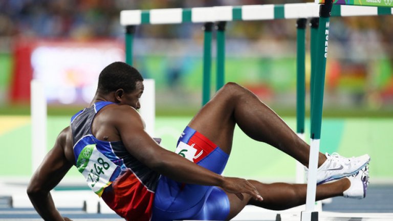 Най-смешното падане на 110 м с препятствия
Благодарим ти, Джефри Джулмис, за най-смешното падане в Рио. Хаитянинът не само падна, той падна още на първото препятствие. И не само падна, а направо отнесе препятствието.
Jeffrey Julmis showkespic.twitter.com/hn27UfbGAf— Yantho D.B. (@Djeda_Al_Duce) August 17, 2016