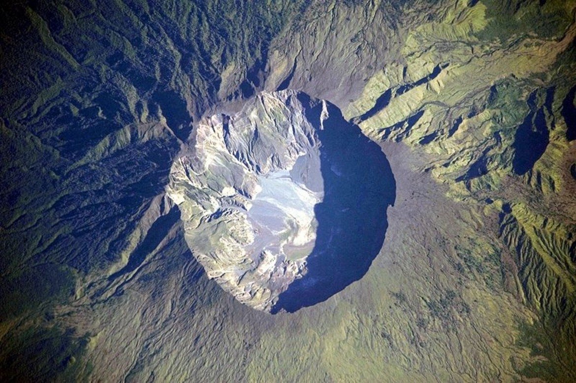 Вулканът Тамбора избухва през 1815-а, а пепелта в атмосферата води до т.нар. Година без лято.