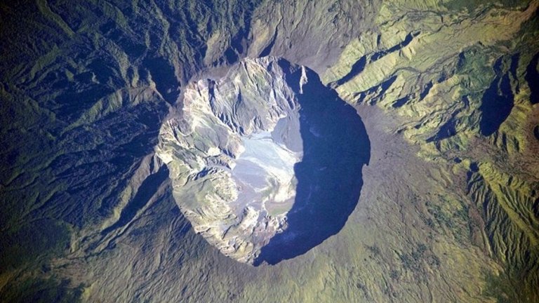 Вулканът Тамбора избухва през 1815-а, а пепелта в атмосферата води до т.нар. Година без лято.