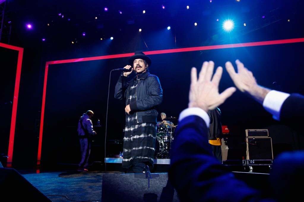 Вокалът е и номиниран за най-секси жив вегетарианец от организацията за защита на животните PETA.