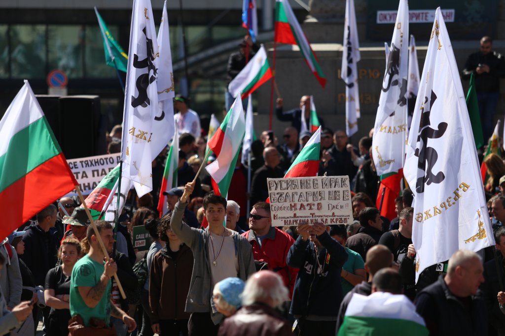 Протест на "Възраждане" пред НС: Искат неутралитет и оставка