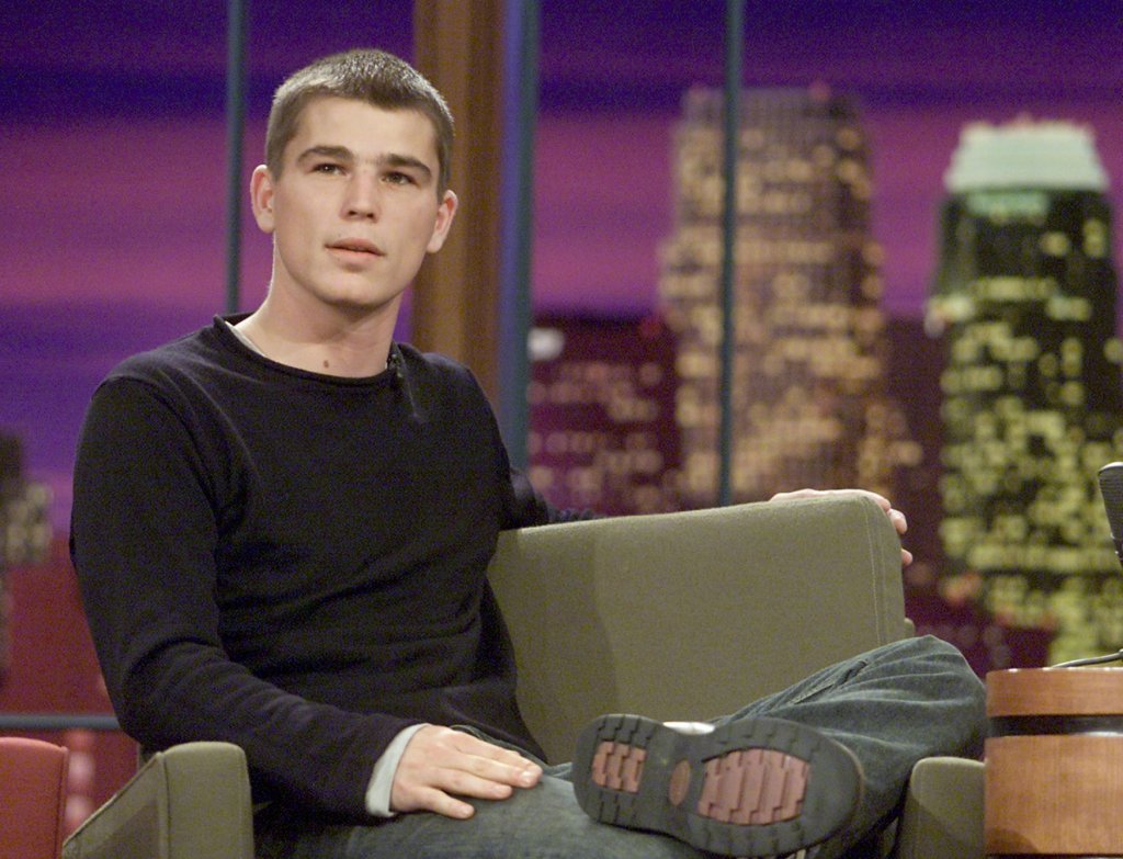 Джош Хартнет
Фаворитът на момичетата от 90-те, които са били привлечени към по-мрачните и потайни типажи. В случая с Хартнет - и леко позапуснати. С прическата си "тъкмо се събудих", размъкнатите си дрехи и дилърските си занимания в тийн фантастиката "Факултета", Хартнет очарова редица тийнейджърки, които можеха след това да проследят израстването му и в малко по-зрели роли на войници в "Блек Хоук" и "Пърл Харбър".