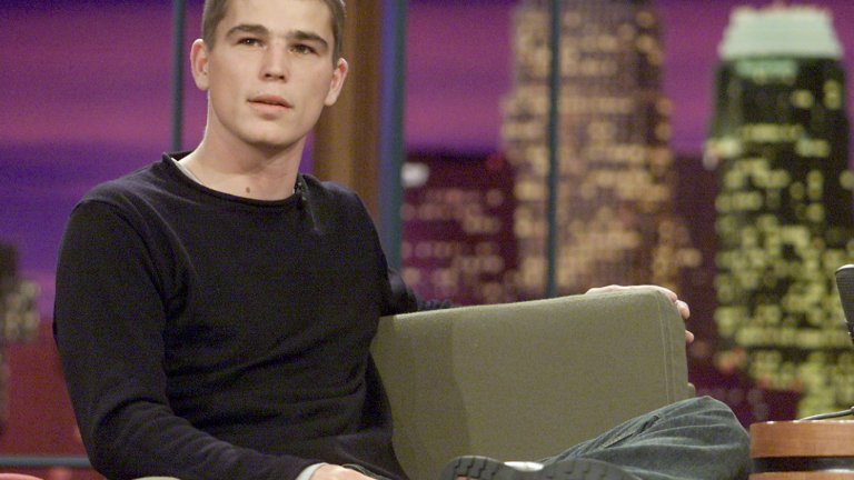 Джош Хартнет
Фаворитът на момичетата от 90-те, които са били привлечени към по-мрачните и потайни типажи. В случая с Хартнет - и леко позапуснати. С прическата си "тъкмо се събудих", размъкнатите си дрехи и дилърските си занимания в тийн фантастиката "Факултета", Хартнет очарова редица тийнейджърки, които можеха след това да проследят израстването му и в малко по-зрели роли на войници в "Блек Хоук" и "Пърл Харбър".