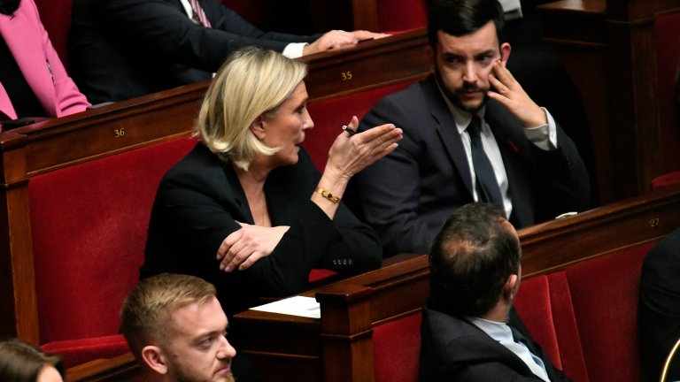 Жан-Филип Танги редом до Марин льо Пен в парламента