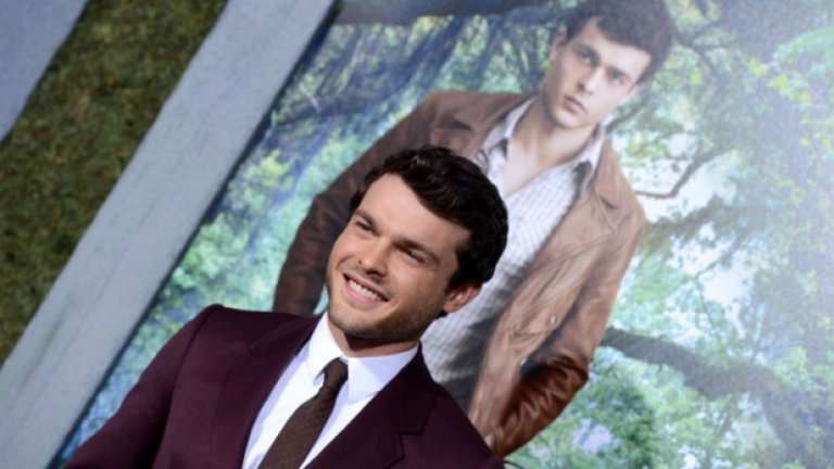 Слуховете гласят, че идеята на част от допълнителните снимки е младият Хан Соло да запише кратка поява във филма. Неотдавна за ролята беше избран Олдън Еренрайх