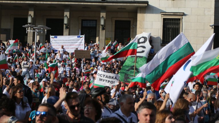 "Велико народно въстание": Напрежение на площaда и лют спрей срещу протестиращите