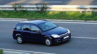640px-Dark_Opel_Astra_H_Caravan