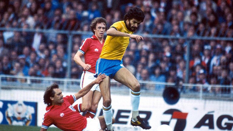 Пак Бразилия - Англия, но този път от 1981 г. Рей Уилкинс и Фил Нийл (на заден план) са готови на всичко да спрат Сократес, но това не е лесна работа. Бразилия победи с 1:0 на "Уембли" като загрявка за световното в Испания следващата година.