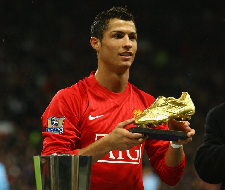 Кристиано Роналдо със "Златната обувка" за сезон 2007/08, когато отбеляза 31 гола във Висшата лига