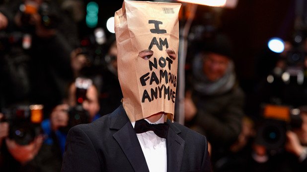 Лебьо се появи в този вид на премиерата на "Нимфоманката". Надписът гласи "Вече не съм известен"
