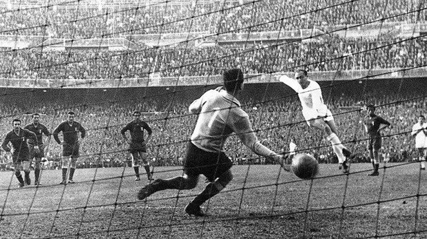 Алфредо Ди Стефано дава аванс на „кралете“ преди Франсиско Генто да оформи крайното 2:0 срещу Фиорентина перз 1957 г.