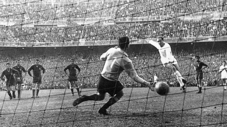 Реал Мадрид, 1955-56 г.Реал завърши трети в първенството на 10 точки зад шампиона Атлетик Билбао и 9 зад Барселона.
Но с Алфредо ди Стефано, този тим можеше да победи всеки.
На финала в турнира на шампионите (първо издание) Реал губеше с 0:2 от френския Реймс, но обърна до 4:3.