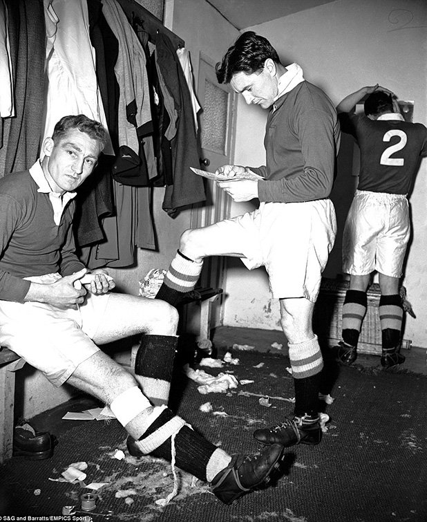 Бинтове, обувки, чорапи... Но и десният бек, който си оправя прическата пред огледалото! Това е съблекалнята на Челси от 1955 г., когато тимът спечели титлата. Капитанът и основен голмайстор (21 попадения за сезона) Рой Бентли си връзва краката с бинтове, Кен Армстронг чете програмката за предстоящия мач с Хейс, а младокът Питър Силет гледа да не е разрошен!

