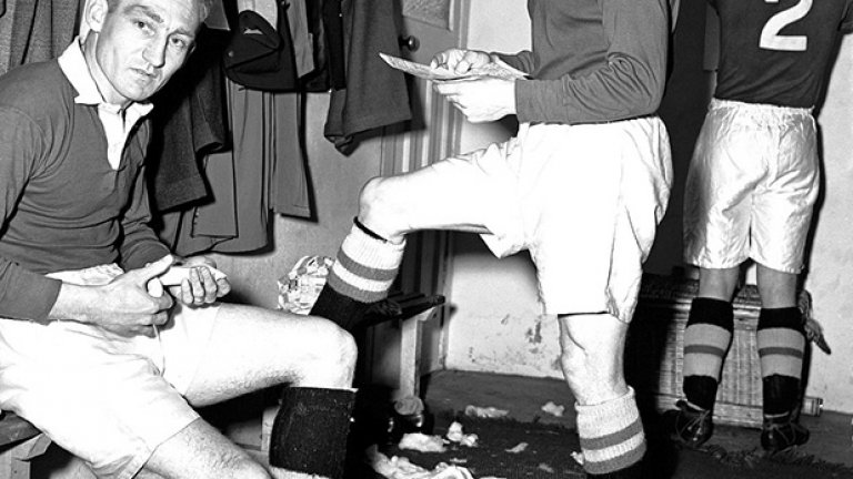 Бинтове, обувки, чорапи... Но и десният бек, който си оправя прическата пред огледалото! Това е съблекалнята на Челси от 1955 г., когато тимът спечели титлата. Капитанът и основен голмайстор (21 попадения за сезона) Рой Бентли си връзва краката с бинтове, Кен Армстронг чете програмката за предстоящия мач с Хейс, а младокът Питър Силет гледа да не е разрошен!
