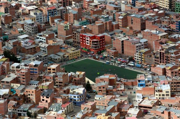 Стадионче в средата на столицата на Боливия - Ла Пас. Там надморската височина е още по-висока, но по-впечатляващото в случая е мястото между жилищните блокове, където е изникнал теренът.