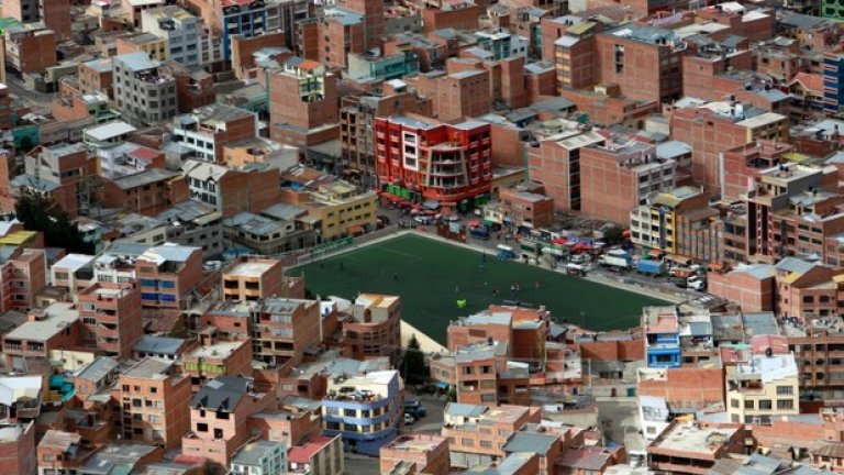 Стадионче в средата на столицата на Боливия - Ла Пас. Там надморската височина е още по-висока, но по-впечатляващото в случая е мястото между жилищните блокове, където е изникнал теренът.
