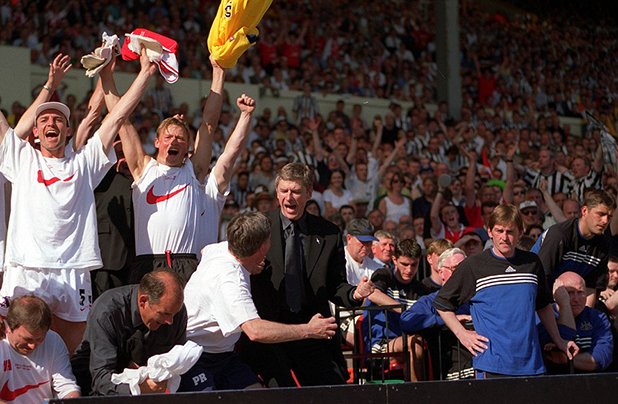 Арсенал спечели ФА къп през 1998-а след победа над Нюкасъл с 2:0 с голове на Марк Овермарс и Никола Анелка. Вижте изражението на мениджъра на "свраките" Кени Далглиш