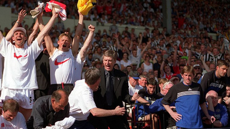 Арсенал спечели ФА къп през 1998-а след победа над Нюкасъл с 2:0 с голове на Марк Овермарс и Никола Анелка. Вижте изражението на мениджъра на "свраките" Кени Далглиш