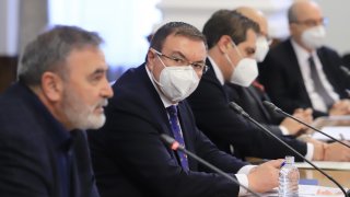 Въвеждат специални правила за част от големите нехранителни магазини, за да могат да заработят отново