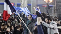 Привърженици на СИРИЗА излязоха по площадите на Атина, за да отпразнуват победата (Вижте още в галерията)