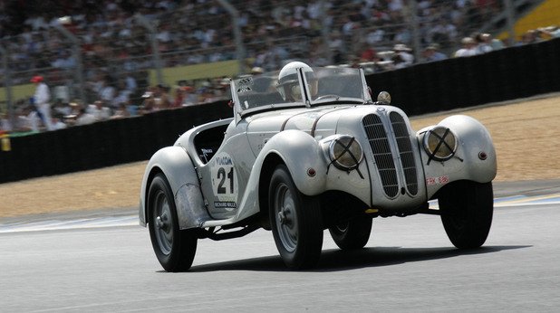 BMW 328 (1936-1940)
Класически спортен модел от 30-те години, дело на Фриц Фидлер и Петер Зимановски. Колата се предлага с 6-цилиндров мотор и трансмисия с 4 предавки. 328 печели стотици състезания, включително и победа в класа си в Льо Ман. За съжаление, заводът в Айзенах, където се сглобява 328 остава в ГДР, а в края на войната чертежите на 328 и много компоненти за колите попадат в представители на компаниите Bristol Aeroplane Company и Frazer Nash. Което обяснява и защо Bristol 400 толкова прилича на 328.