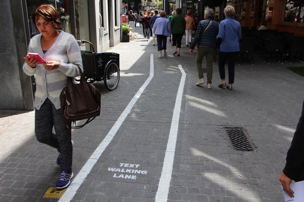 В Антверпен искат да намалят инцидентите, свързани с употребата на смартфони по време на разходка