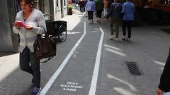 В Антверпен искат да намалят инцидентите, свързани с употребата на смартфони по време на разходка