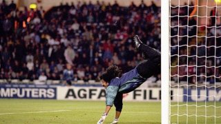 6 септември 1995-а. 20 хиляди на "Уембли" изревават в един глас като 100 000. Без да е отбелязан гол с цената на голяма титла, без да са видели попадение със задна ножица от центъра, без дори топката да се е оплела в мрежата...