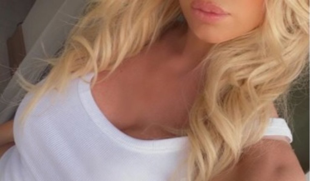 Като малка се занимава активно със спорт
Още от 5-годишна се влюбва в ски спускането. Играе и хокей и баскетбол, при това с момчетата, както разказва Силвстед пред onn.network. Семейството ѝ отглежда и коне, които тя обожава и се научава да язди.
"Израствайки, винаги съм се занимавала с много спортни дейности, винаги съм била със състезателен дух и готова за предизвикателства", споделя преди две години моделът, попитана как има енергия за всичките си ангажименти. Но спортната ѝ кариера се налага да приключи, още преди да е достигнала сериозни успехи. След като на 16-години е включена в състава на шведския национален ски отбор, сериозна травма в рамото слага край на това приключение.