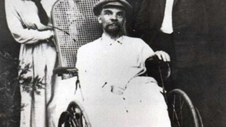 Владимир Ленин
Ленин умира на 21 януари 1924 г., като през последните две години преди това е на практика неработоспособен, получава удар, лекува се и от предполагаем сифилис и прекарва времето си в инвалидна количка в градчето Горки край Москва. По инициатива на Сталин е държан откъснат от текущите събития. 
В едно от последните си напътствия, Ленин диктува т. нар. "Писмо до Конгреса", в което съветва своите съмишленици да сменят Сталин от поста "генерален секретар на ВКП", тъй като е особено властолюбив. Текстът на писмото е държан в тайна от обществеността, вкл. и от състава на Конгреса на болшевишката партия и става известен едва при последното издаване на събраните съчинения на Ленин (55 тома) по времето на Горбачов.
