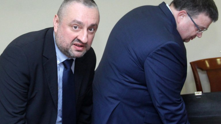 "Нямаме представа колко пари има вложени в тази банка, но със сигурност не на магистратите са най-многото вложени пари", каза Ясен Тодоров.