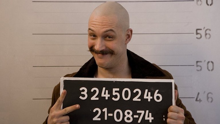 Бронсън/Bronson (2008)"Бронсън" е биографичен филм, режисиран от Никълъс Уиндинг Рефн. В него Харди пресъздава плашещо достоверно образа на затворника Майкъл Гордън Питърсън, който впоследствие получава псевдонима "Чарлс Бронсън". Лентата разказва за това как Бронсън се превръща в един от най-опасните престъпници на Великобритания, което пък води до това, че той прекарва по-голямата част от зрелия си живот в затвор или лудница.
Филмът има необичаен артистичен дух, който допълва чудесно изпълнението на Том Харди. Той приковава вниманието на зрителя от началото до самия финал, независимо дали пречупва "четвъртата стена" и широко ухилен говори на зрителите, показва "кротките" моменти от живота на Питърсън или тези на най-крайно умопомрачение.