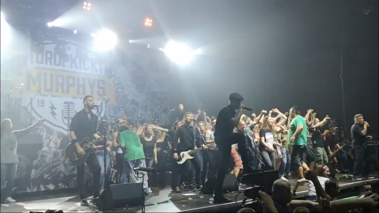 За един нацистки поздрав по време на пънк концерт