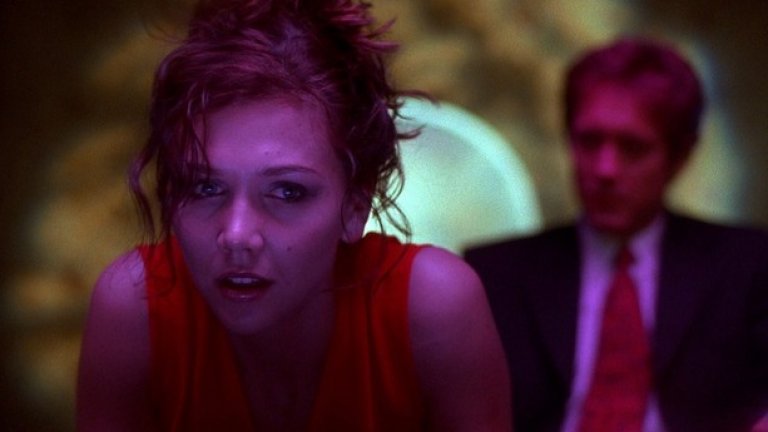 Секретарката 
Далеч преди на Е. Л. Джеймс да й хрумне да описва отношенията между богат привлекателен мъж и неговата "подчинена", се появява "Секретарката". 
В ролята на секретарката влиза Маги Джилънхол, която от срамежливо момиче се превръща в истински умел манипулатор, който е готов на всичко за собственото си удоволствие.