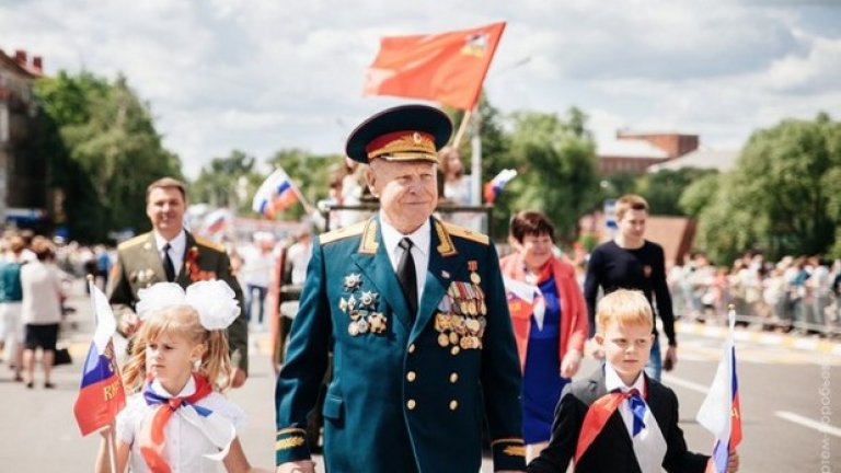 Червеното знаме и червената връзка се върнаха в Русия