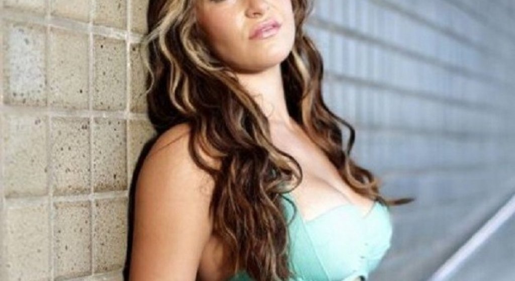 Боецът си е боец! Бременната в 8-ия месец Миша Тейт се справи с враждебно Кане корсо